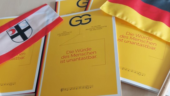 lokalplus.nrw - drei Exemplare des Grundgesetzes als optisch anspruchsvolles Magazin