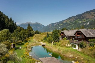 Marktspiegel - 1 x 3 Nächte für 4 Personen mit Frühstück in einem Premium-Chalet am Landgut Moserhof in Kärnten (Österreich)