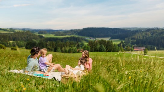 MIXX - Aufenthalt in einem Center Parc (Niederlande, Belgien oder Deutschland nach Wahl), in einem Ferienhaus für bis zu 6 Personen, 1 x Sonos Ace, 5-teiliges Outdoor-Set und weitere Preise
