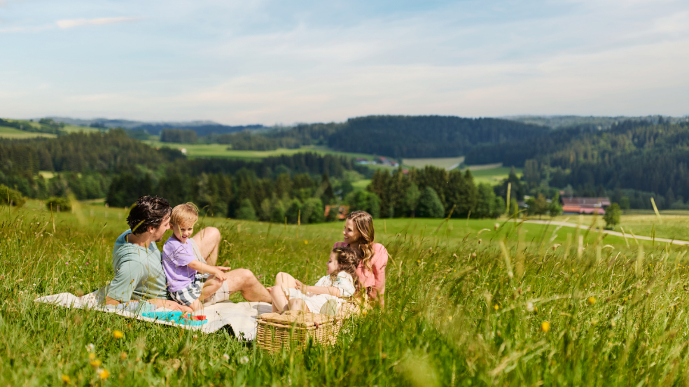 MIXX - Aufenthalt in einem Center Parc (Niederlande, Belgien oder Deutschland nach Wahl), in einem Ferienhaus für bis zu 6 Personen, 1 x Sonos Ace, 5-teiliges Outdoor-Set und weitere Preise