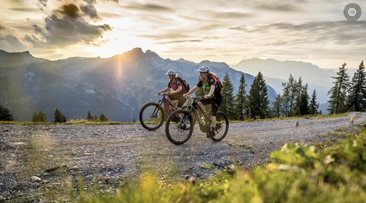 Sport2000 - 1 Familien-Bikeurlaub (3 Nächte) für 2 Erwachsene und 2 Kinder inkl. Halbpension in einem 4-Sterne-Hotel im Großarltal – Tal der Almen inkl. 2 Tage E-Bike-Verleih
