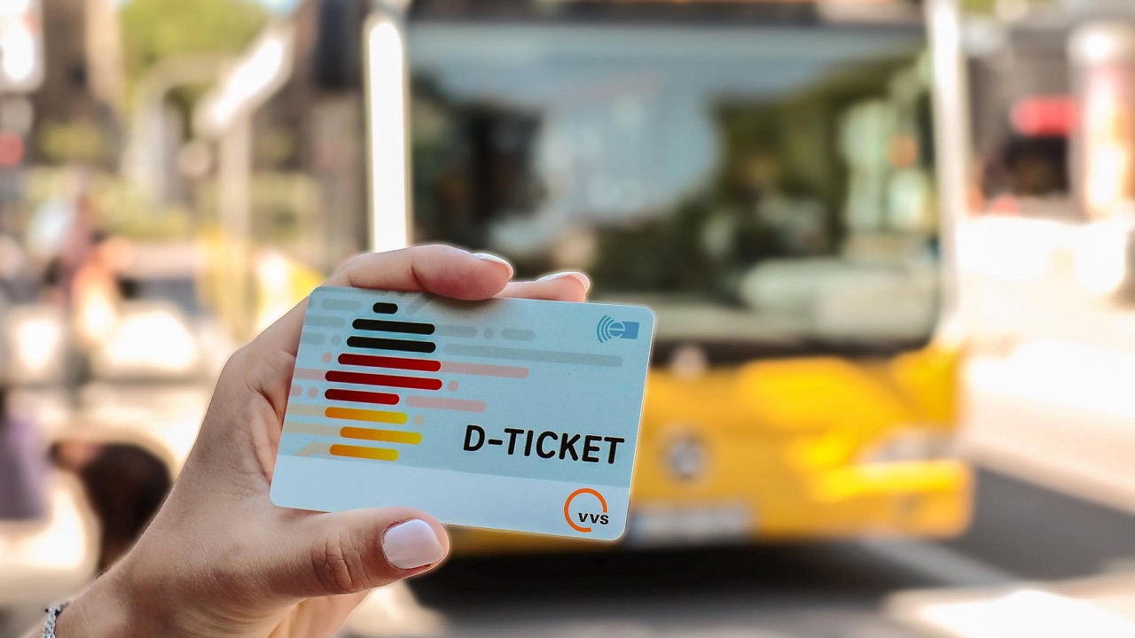 Stuttgarter Straßenbahnen AG - 10x1 Gutschein für: Sky-Jahresabonnement (Laufzeit 12 Monate) für Sky Fußball-Bundesliga und Sky Entertainment im Wert von jeweils 350 € (bei existierenden SSB DeutschlandTicket)