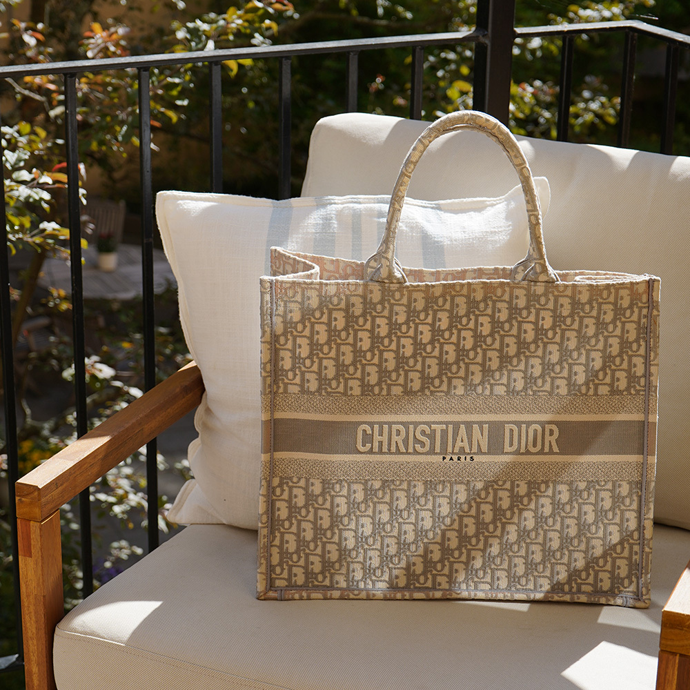 A Retro Tale - Dior Book Tote (Tasche) im Wert von 1600 €