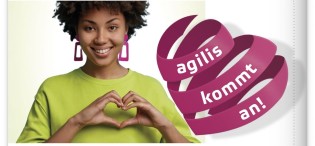 agilis - 1x Familieneintritt (2 Erwachsen + 2 Kinder) für das HOFlaHOPP in Hof, 1 von 3 exklusiven Jubiläumsauflagen des Buches "Von mutigen Sprüngen und großen Wellen", 2 x je ein agilis-Überraschungspaket
