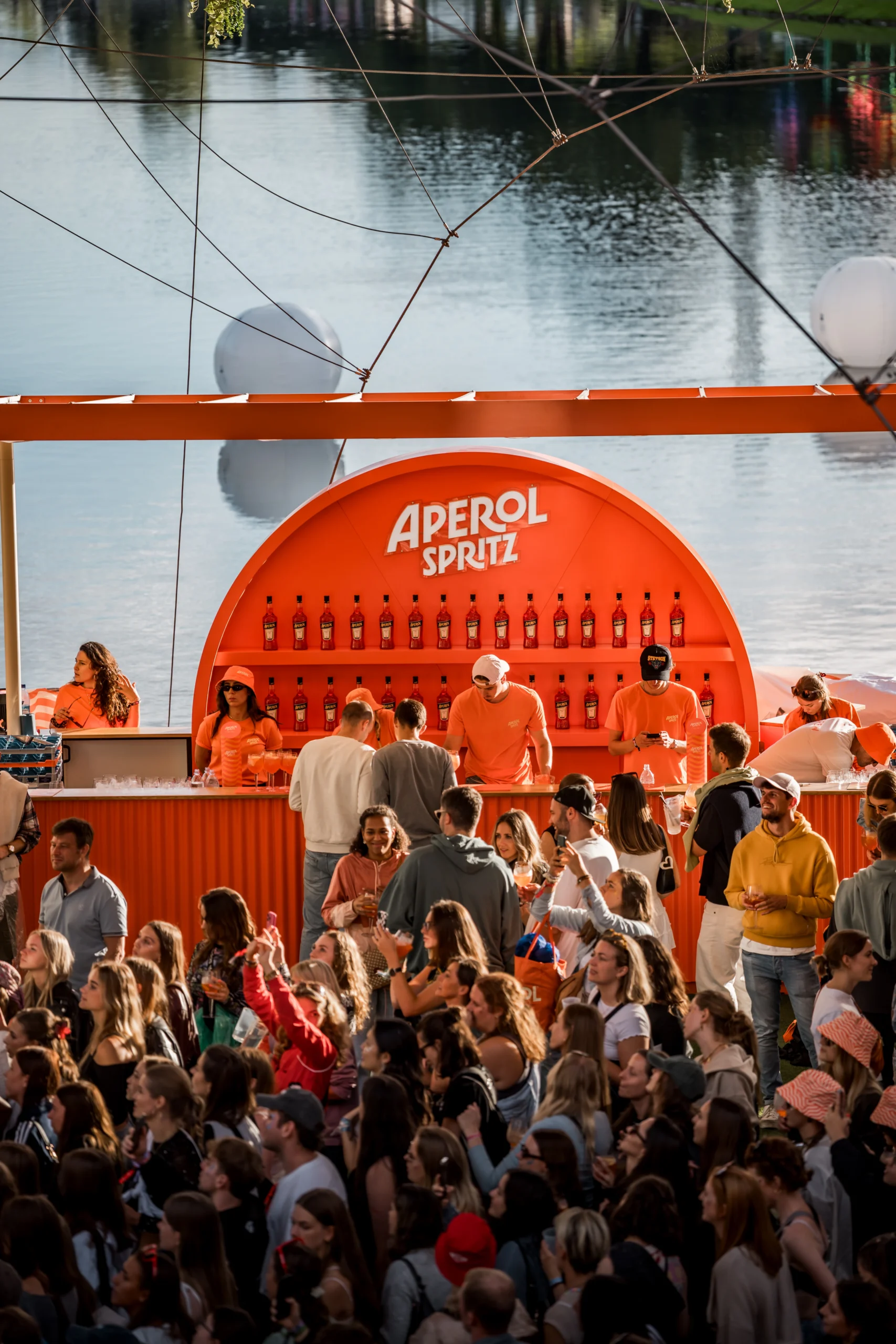Aperol - 3 x exklusive VIP Experience auf dem Lollapalooza Berlin Festival Package für 2 Personen mit VIP Festival Tickets (18. & 19. Juli 2026), Zugang zur Aperol Island of Joy und einer exklusiven Überraschung vor Ort