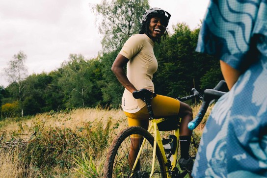 Bergwelten - Dreiteiliges Rad Outfit von Endura bestehend aus AllTrack Ride Bib Shorts, AllTrack Rout L/A Tech T-Shirt und AllTrack Ride K/A Resort Shirt