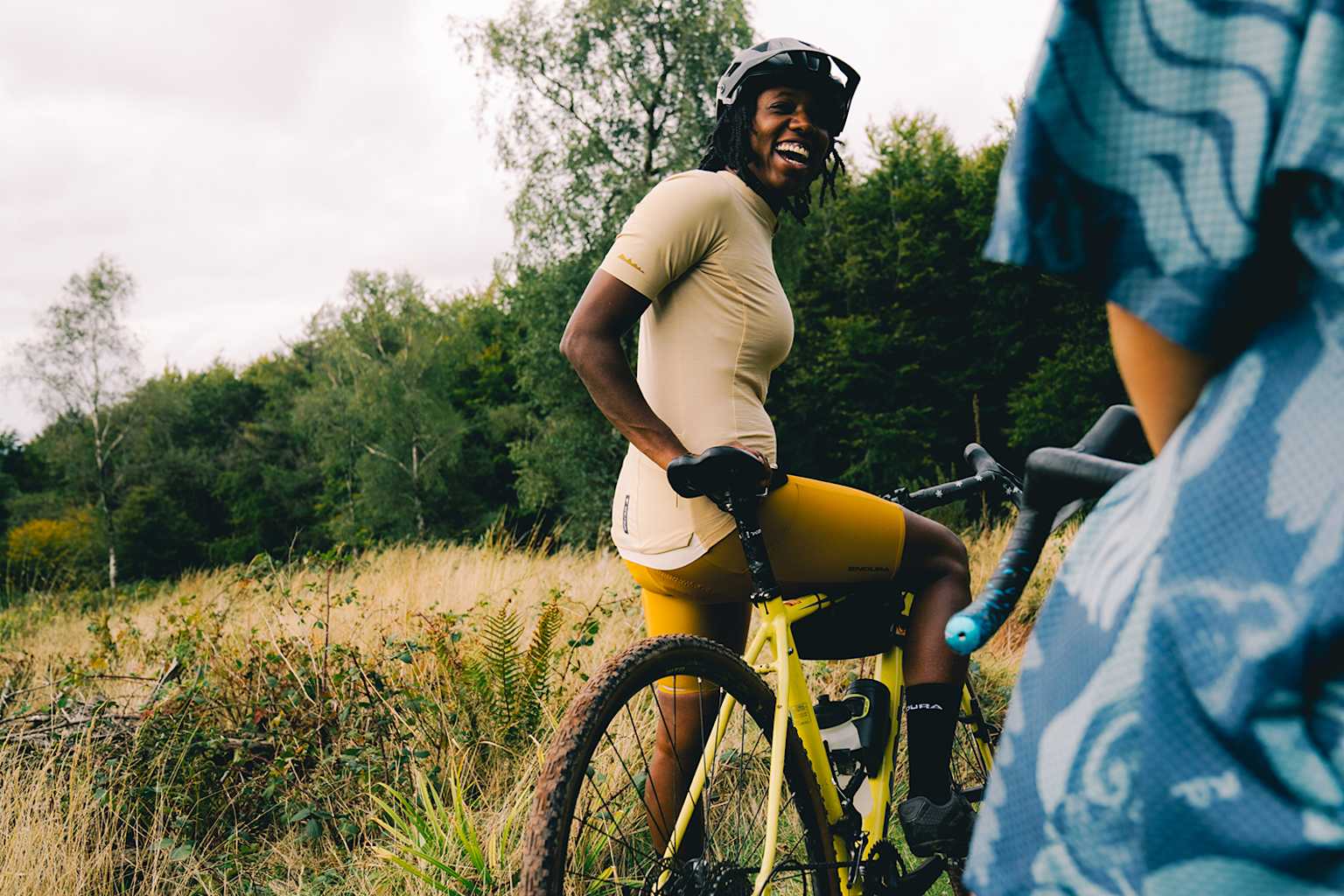 Bergwelten - Dreiteiliges Rad Outfit von Endura bestehend aus AllTrack Ride Bib Shorts, AllTrack Rout L/A Tech T-Shirt und AllTrack Ride K/A Resort Shirt