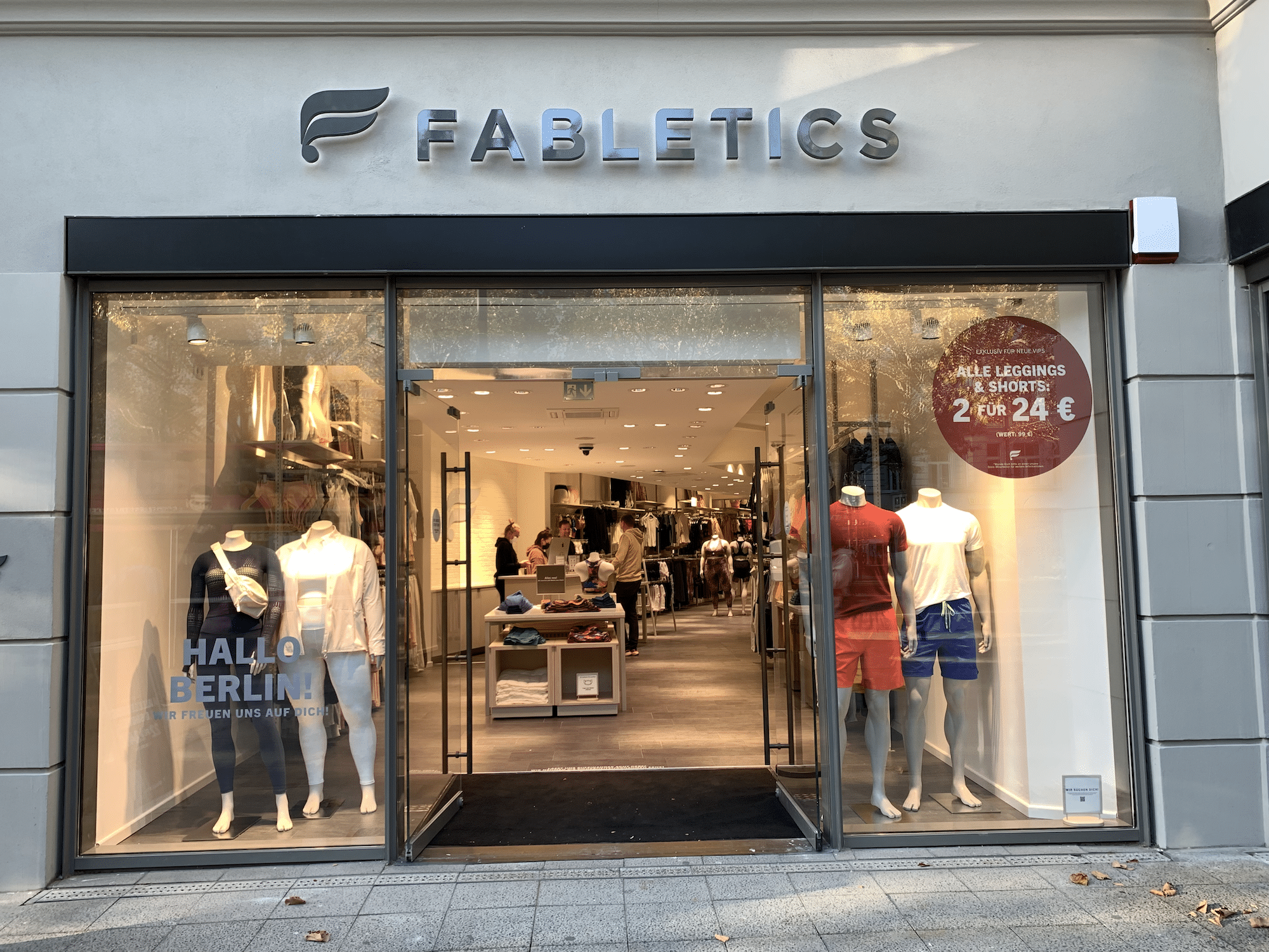 Berliner Lokalnachrichten - 1 Outfit für Damen und 1 Outfit für Herren von der amerikanischen Activewear Marke Fabletics - Oberteil + Shorts