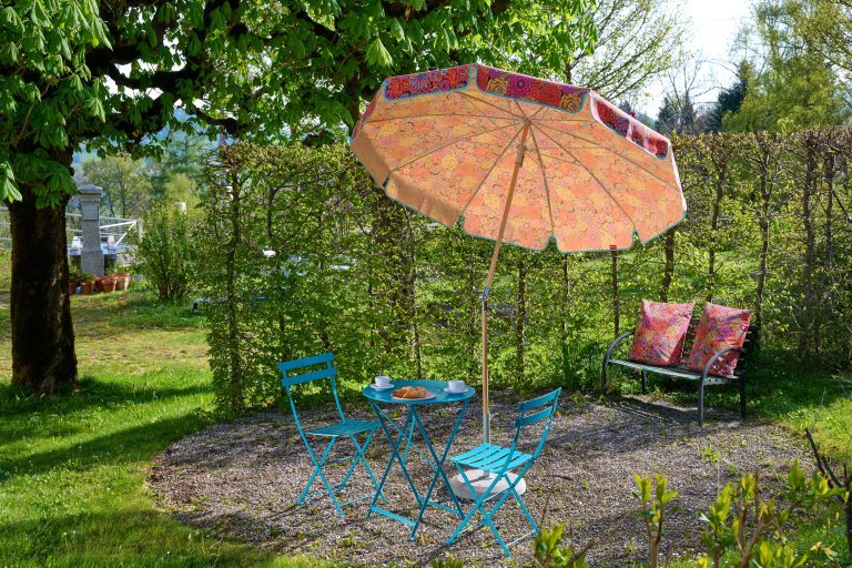blog.bernina - Einen ALEXO Kaffe Fassett Edition Sonnenschirm, Ø 200 cm, mit Volant Einen passenden Betonsockel (30 kg), 5 Laufmeter Markisenstoff