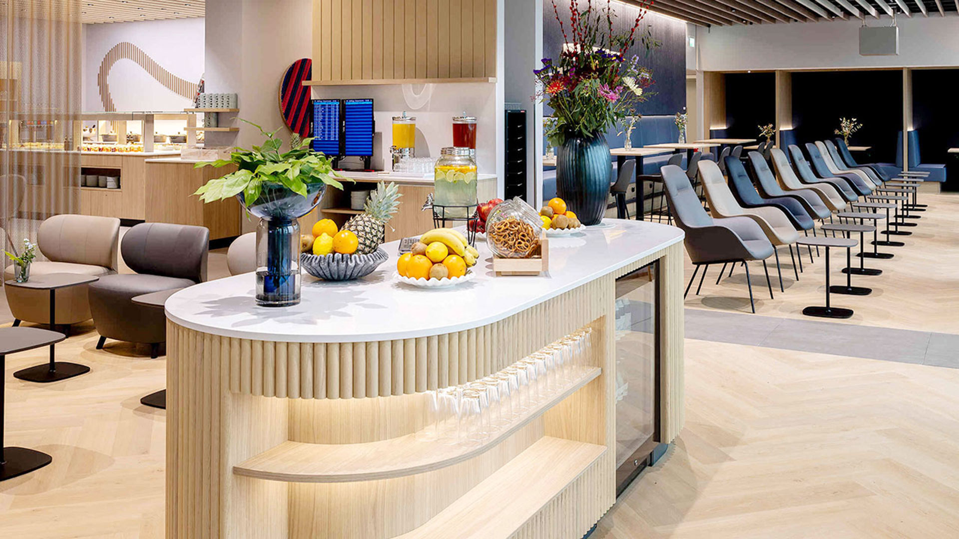 Düsseldorf Airport - 2 exklusive Urlaubsstart-Bundles. Jedes Bundle beinhaltet: Premium-Parken in der Tiefgarage P1, Zugang zur neuen DUS Rhein Lounge für 2 Erwachsene und ein Kind (bis 11 Jahre)