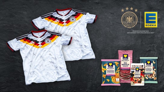 Edeka - 1 von 2 von der Männer-Nationalmannschaft unterschriebene Heim-Trikots, jeweils inklusive eines Snack-Pakets
