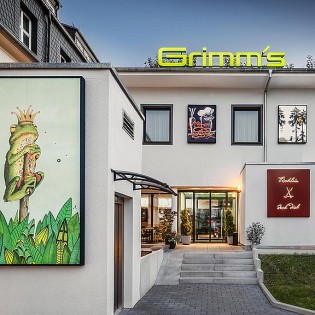 Evangelische Kirche - eine Übernachtung für 2 Personen mit Frühstück in der Prinzen-Suite von Grimm’s Hotel in Hanau