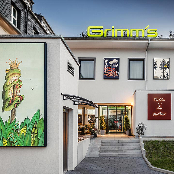 Evangelische Kirche - eine Übernachtung für 2 Personen mit Frühstück in der Prinzen-Suite von Grimm’s Hotel in Hanau