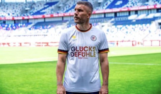 Hallo München - 2x2 Full Weekend Festival Ticket-Bundles für das GLÜCKSGEFÜHLE Festival 2026 sowie exklusive, von Lukas Podolski signierte Glücksgefühle-WM-Trikots für die Gewinner