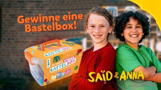 KiKA - Kika Bastelbox, In der Box gibt es jede Menge Anleitungen und Bastelmaterial wie eine Kinderschere, Bastelpapier, Glitzersteine und vieles mehr