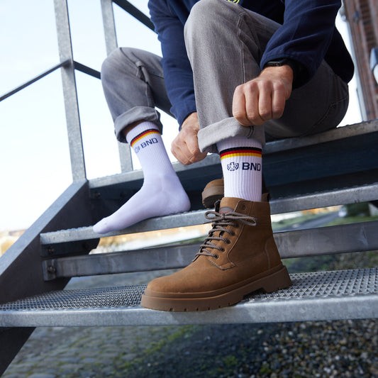 MadeByMates - 2 x BND-Porzellantasse weiß, 3 x BND-Espressotasse, 5 x BND-Tennissocken Deutschland