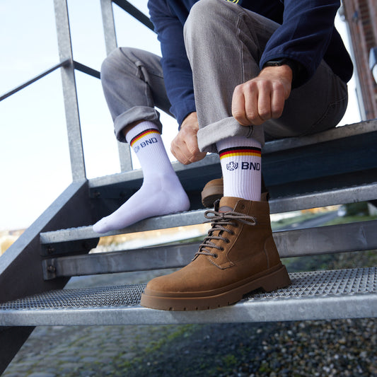 MadeByMates - 2 x BND-Porzellantasse weiß, 3 x BND-Espressotasse, 5 x BND-Tennissocken Deutschland