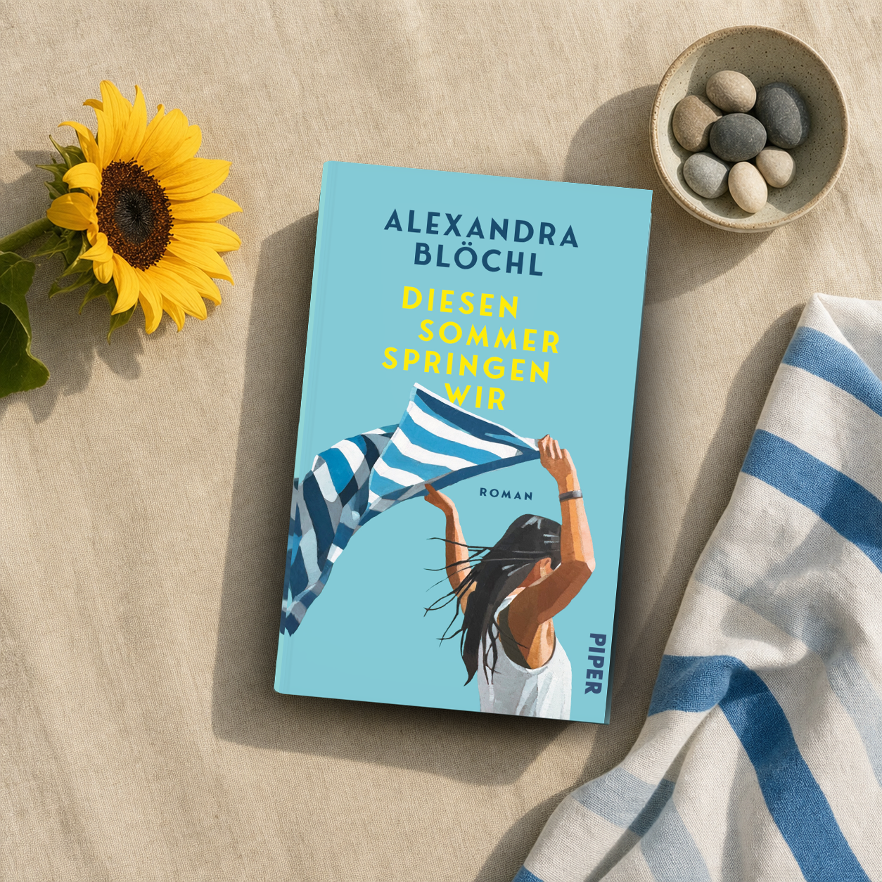 Piper Verlag - 3 Sets aus dem Buch "Diesen Sommer springen wir" von Alexandra Blöchl und einem Strandtuch