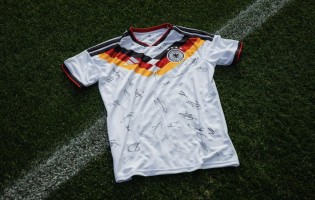 Sports Illustrated - Ein signiertes Deutschlandtrikot (L) sowie eine Rexona FIFA Seeding Box mit ausgewählten Produkten