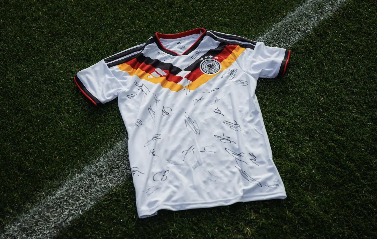 Sports Illustrated - Ein signiertes Deutschlandtrikot (L) sowie eine Rexona FIFA Seeding Box mit ausgewählten Produkten