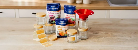 Sweet Family - 1 von 10 Gelier-Sets mit Marmeladengläsern, Einfülltrichter, Etiketten, verschiedene Gelierzucker