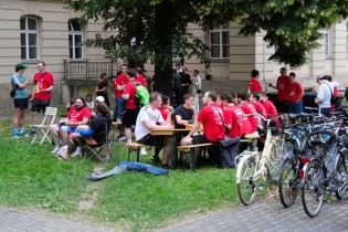 TAG24 - Startplatz beim Bierathlon in Dresden im Team Feldi plus Merch-Paket im Feldi-Design Bauchtasche, Fischerhut, Socken