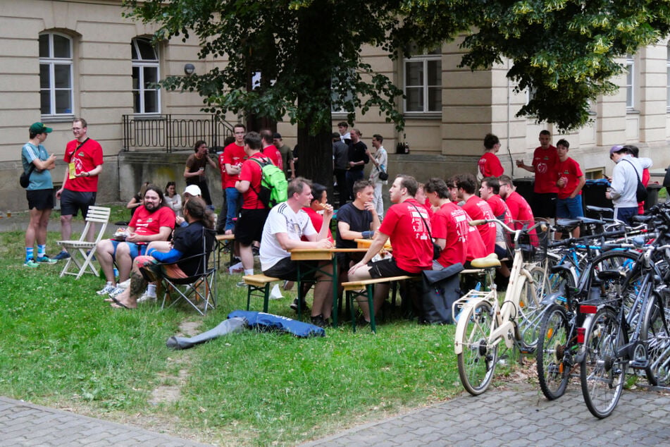 TAG24 - Startplatz beim Bierathlon in Dresden im Team Feldi plus Merch-Paket im Feldi-Design Bauchtasche, Fischerhut, Socken