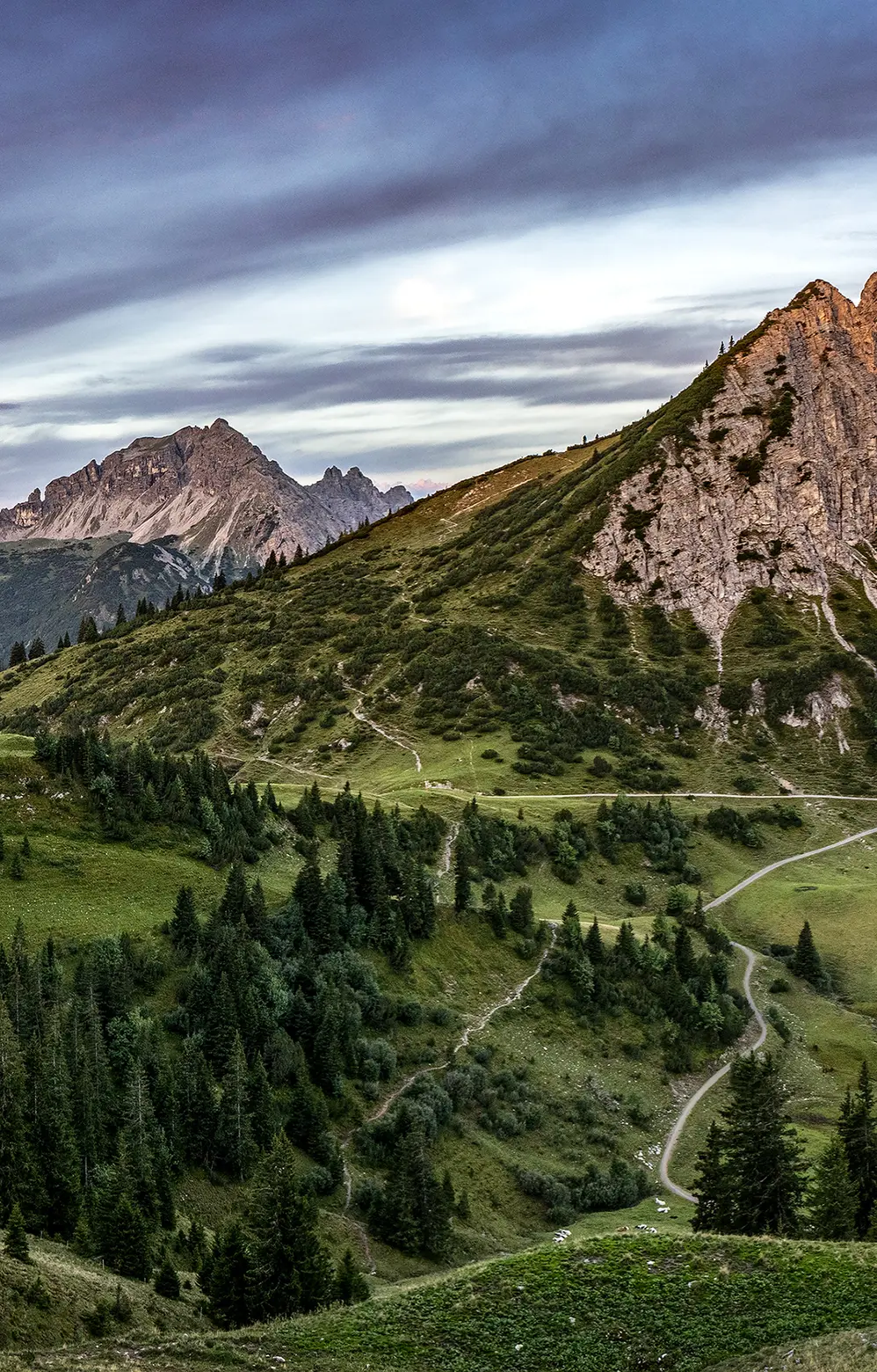Tourismusverband Tannheimer Tal - 1. Wanderschuhe 2. Rucksack 3. Wanderstöcke 4.-10. Bildband