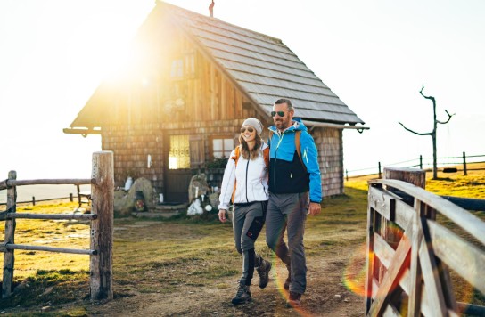 Urlaub auf der Alm - 1x 250€ Gutschein „Urlaub auf der Alm“-Almhütte in Tirol, 3x Retro Rucksäcke Im Urlaub am Bauernhof Branding