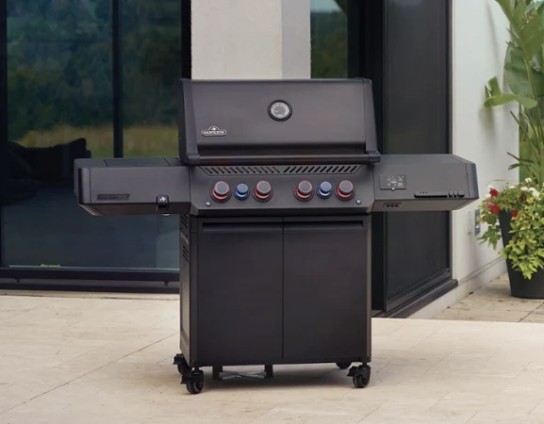 Villeroy & Boch - Napoleon Phantom Prestige 500 Connected Grill sowie ein Manufacture Rock Geschirrset mit Gläsern für 8 Personen