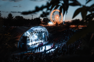 2 Picknicktaschen für Theatron Musiksommer 2026 in München (Seebühne am Olympiasee) - Jede Tasche enthält: einen Feierwerk-Jutebeutel, Getränke, leckere Snacks für euren Konzertabend.