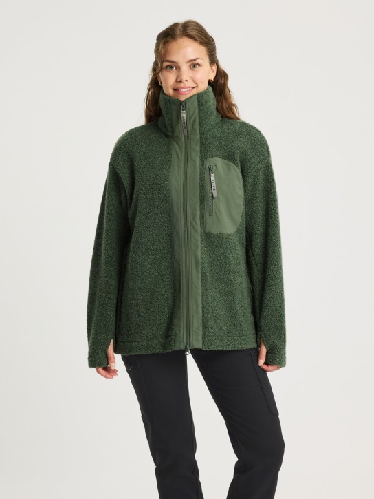 Astrid Wild - eine Minna Wollfleece-Jacke, eine Minna Minimalist Wollfleece-Jacke
