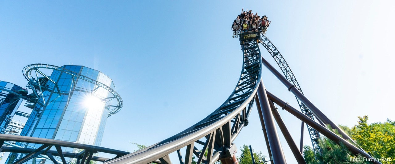 Badische Zeitung - 2 Familientickets für den Europa-Park am Tag der Achterbahnen, am 16. August 2026 + exklusiv die beliebte Achterbahn “Voltron” ganz ohne Anstehen fahren
