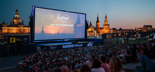 Energy NRJ - Tickets für die Radeberger Filmnächte 2026 am Elbufer in Dresden - in der Film-Lounge, 4 Getränke-Gutscheine und eine Radeberger Decke - Film nach Wahl