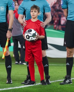 ERGO - Für Ihr Kind (6-12 Jahre) als Balltragekind bei einem Spiel nach Wahl der 1. Hauptrunde des DFB-Pokals 2026/27 3 Eintrittskarten für das Wunschspiel, komplette Ausrüstung fürs Balltragekind