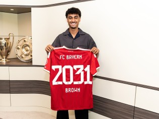 FC Bayern - ein signiertes Trikot von Nathaniel Brown
