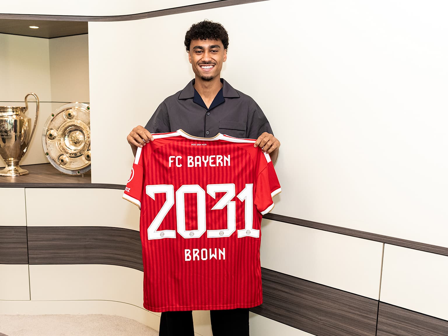 FC Bayern - ein signiertes Trikot von Nathaniel Brown
