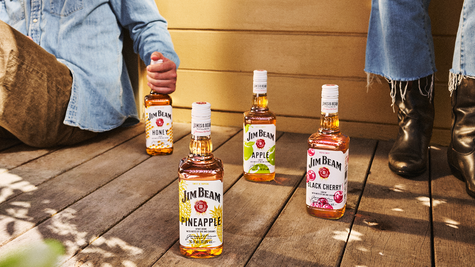 genussmaenner.de - eine Flasche Jim Beam Pineapple (32,5 % vol. | 70 cl | UVP 14,99 €)