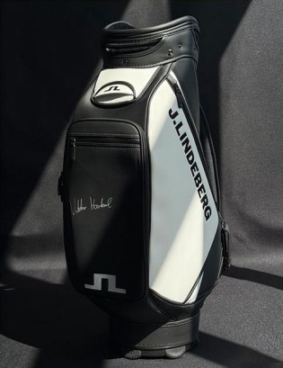 GolfHouse - 1 x Tourbag (Golftasche) von J.Lindeberg mit Unterschrift von Victor Hovland