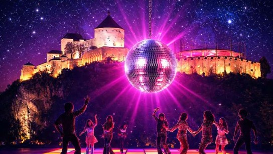 Hallo München - 1x2 Karten für die Premiere des Musicals Saturday Night Fever auf der Festung Kufstein (Tirol) am 31. Juli 2026 um 20:00 Uhr inkl. Hotelübernachtung vom 31.07-01.08. für 2 Personen im Doppelzimmer im Hotel Goldener Löwe Kufstein