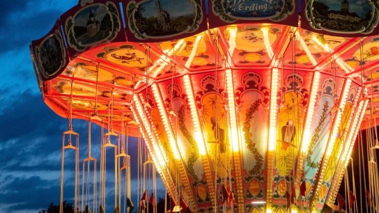 Hallo München - 3 x 2 Maß + 1 halbes Hendl sowie 1x2 Tickets für den Kabarettabend mit Django Asül am Montag, den 03. August 2026 um 20:00 Uhr