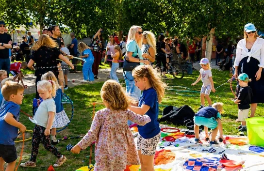 InMünchen - Einen 50€-Getränkepass für euren Besuch auf dem Happy Family Festival auf dem Münchner Königsplatz am 9. bis 13. Juli und 16. bis 19. Juli 2026