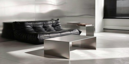 MO INTERIORS - Ein Couchtisch, BRUSHED C LONG