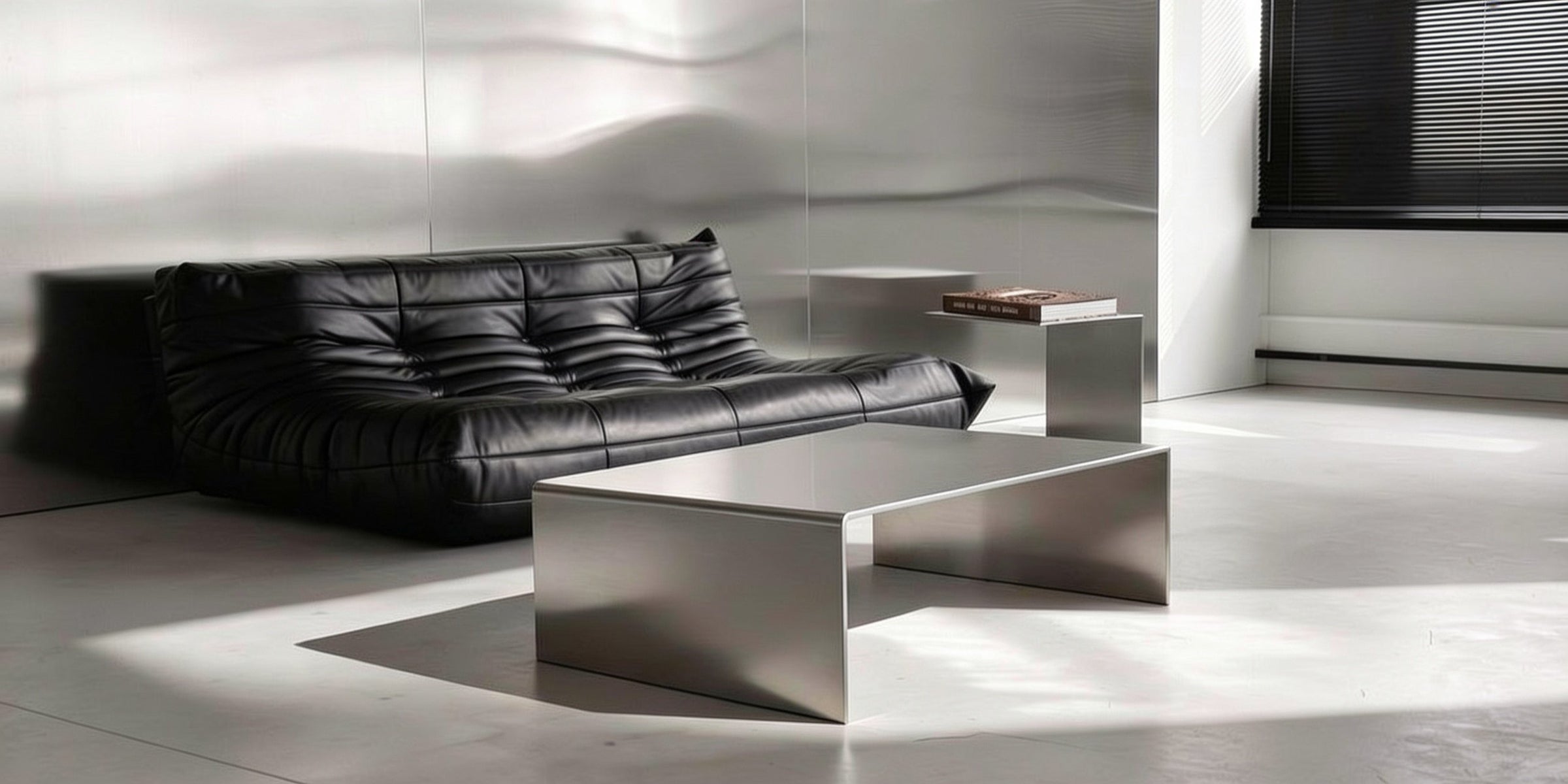 MO INTERIORS - Ein Couchtisch, BRUSHED C LONG