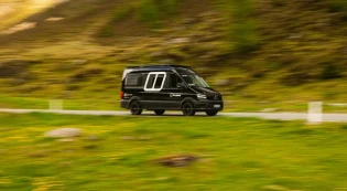 Pentland Brands - Die Nutzung eines Rocket Camper / MAN / TGE 4x4 für einen Zeitraum von zwölf (12) Monaten Zusätzlich zum Fahrzeug eine Tankkarte mit einem Guthaben in Höhe von EUR 5.000,- und 2.000€ Berghaus Gutschein