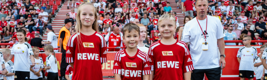REWE - REWE Schiedsrichter-Einlaufkinder bei den Profis der Frauen des 1. FC Union Berlin