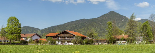 schönerlesen - fünf Übernachtungen für zwei Personen in der Pension BergMoment in Lenggries, ein Exemplar der Bücher von Rafik Schami, Miriam Carbe, Melanie Pignitter, Lukas Mi-Sa Nguyễn- Egger, Matt Cosgrove & Eva