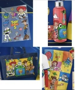 Spielfilm.de - Ein Fanpaket zu Toy Story 5 mit einer Flasche 2 Stickern sowie einer Jessie Figur, der neue Sheriff im Kinderzimmer