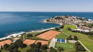 Tennismagazin - Tenniscamp für 2 Personen in Novigrad (Kroatien) sowie Aufenthalt im 4* Aminess Vival Maestral Hotel (Doppelzimmer, 4 Nächte mit Frühstück) Zeitraum: 28.10. bis 1.11.2026