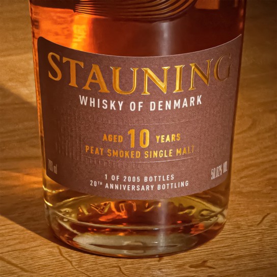 whic - 2x1 Flasche Whisky - ‚ Stauning 10 Jahre Peat Smoked Single Malt 20th Anniversary Bottling‘